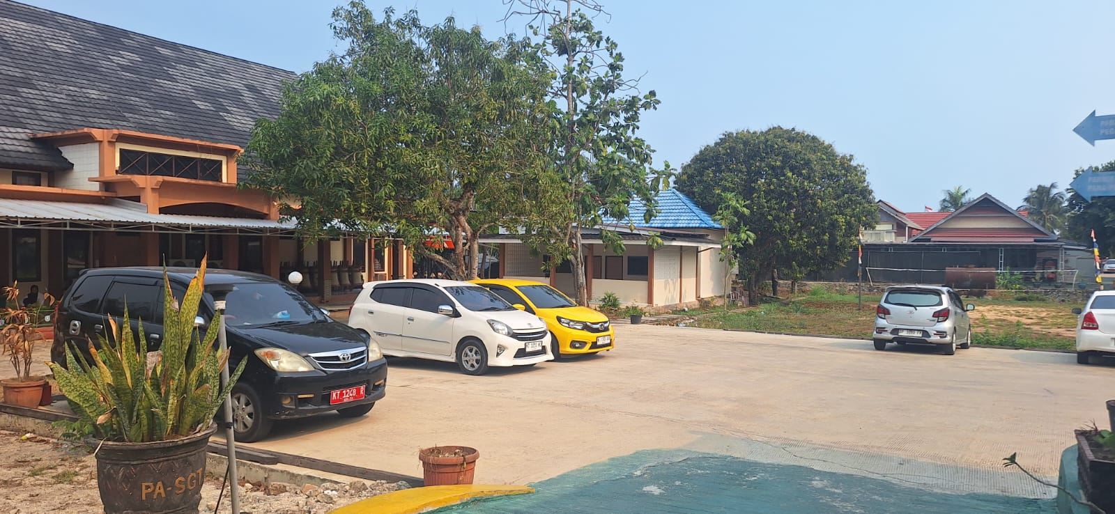 Partkir mobil pihak